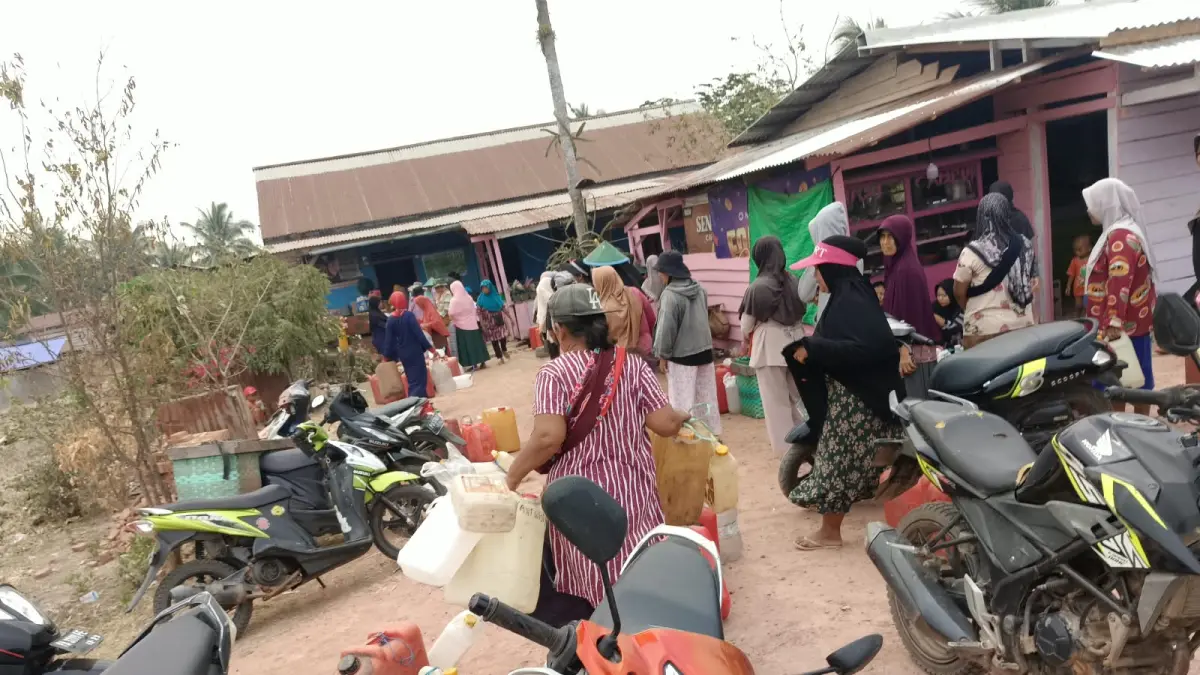 Warga Kampung Amunkay, SP 8 Tanah Miring saat antre minyak tanah, Rabu &nbsp;(24/9/2026).(CEPOSONLINE.COM/SULO)