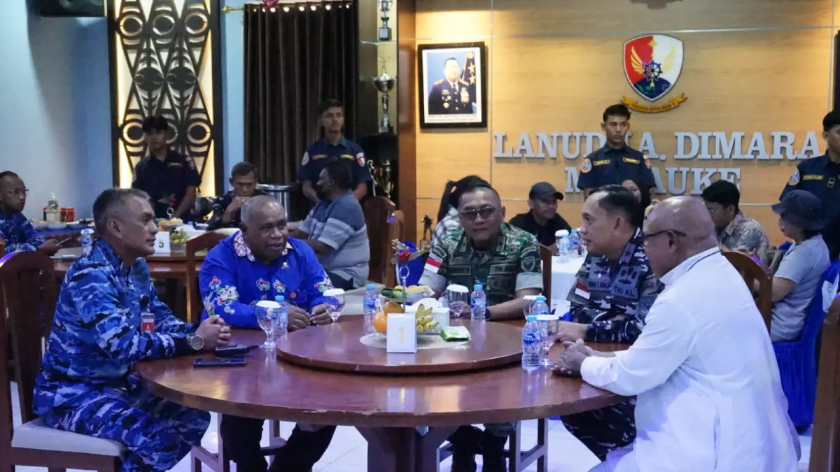 Staf Ahli Gubernur Bidang Ekonomi, Keuangan, dan Pembangunan Papua Selatan Nelson Sasarari bersama stakeholder pada ramah tamah bersama tokoh agama, tokoh adat, dan tokoh masyarakat dalam rangka HUT TNI ke-81 tahun 2026 di Ruang Rajawali Mako Lanud J.A Dimara, Kamis (23/9/2026). (CEPOSONLINE.COM/BIRO UMUM PAPSEL)