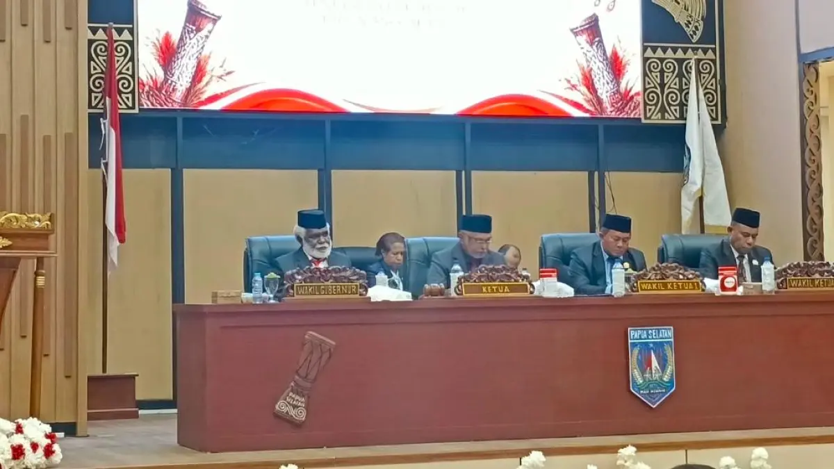 Ketua DPRP Papua Selatan Heribertus Silfianus Silubun disamping Wakil Gubernur Papua Selatan Paskalis Imadawa, Wakil Ketua I dan III DPRP Papua Selatan saat berikan sambutn pada penutupan sidang perubahan APBD 2026, Jumat (25/9/2026). (CEPOSONLINE.COM/SULO)