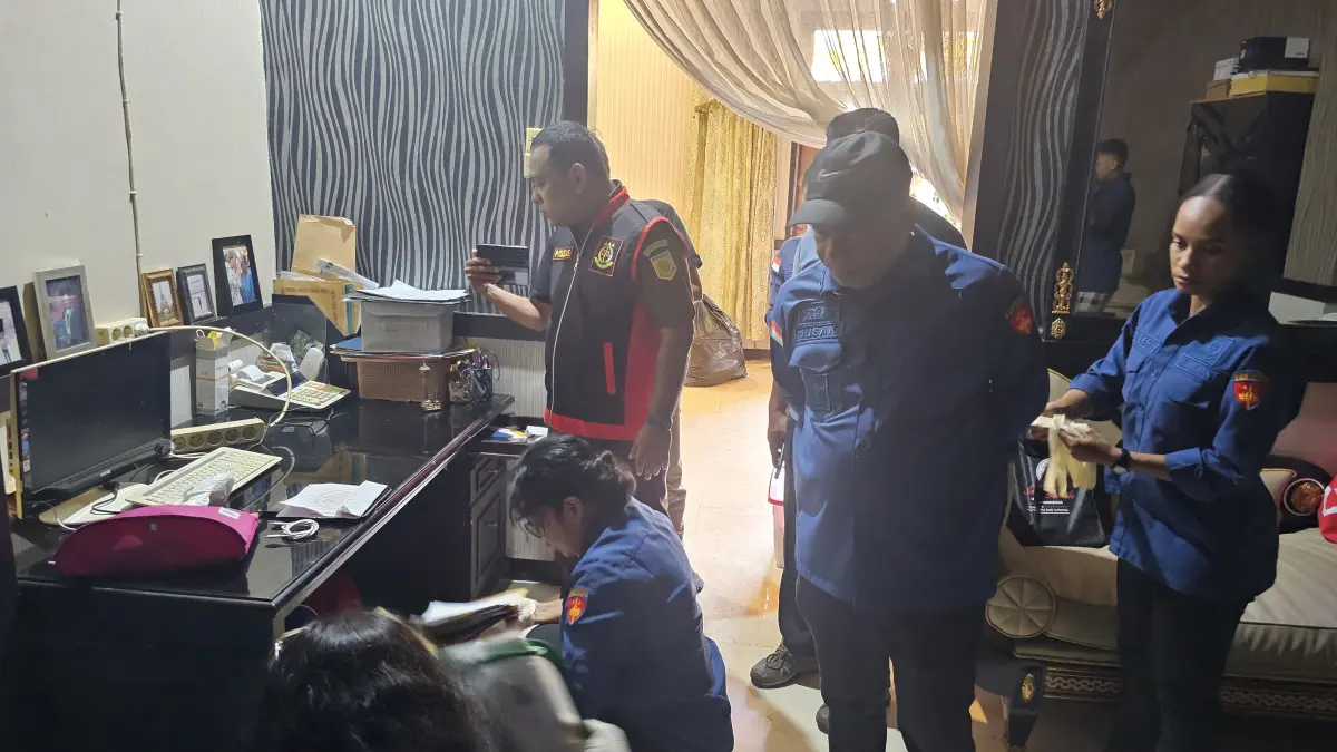 Kejati Papua saat menggeledah rumah pribadi mantan Sekretaris DPR Papua berinisial J.J.W.(CEPOSONLINE.COM/HUMAS KEJATI PAPUA)
