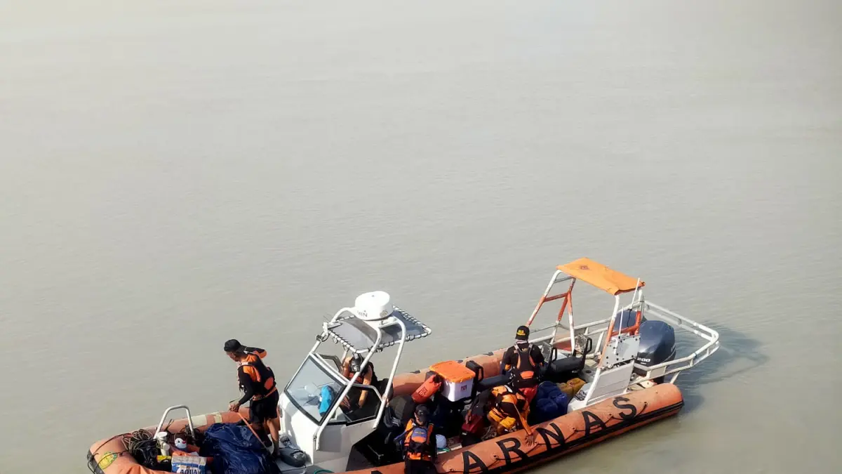 Tim Rescue saat diturunkan untuk melakukan pencarian dan pertolongan terhadap seorang ABK KMN Adifa yang dilaporkan jatuh ke laut, Jumat (25/9/2026)(CEPOSONLINE.COM/HUMAS SAR MERAUKE)