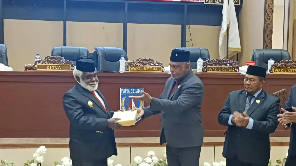 Wakil Gubernur Papua Selatan Paskalis Imadawa saat menerima dokumen Perubahan APBD 2026 Provinsi Papua Selatan yang telah dibahas dan ditetapkan oleh DPRP Papua Selatan dari Ketua DPRP Papua Selatan Heribertus Silfianus Silubun pada penutupan rapat sidang Perubahan APBD 2026, Jumat (25/9/2026). (CEPOSONLINE.COM/SULO)