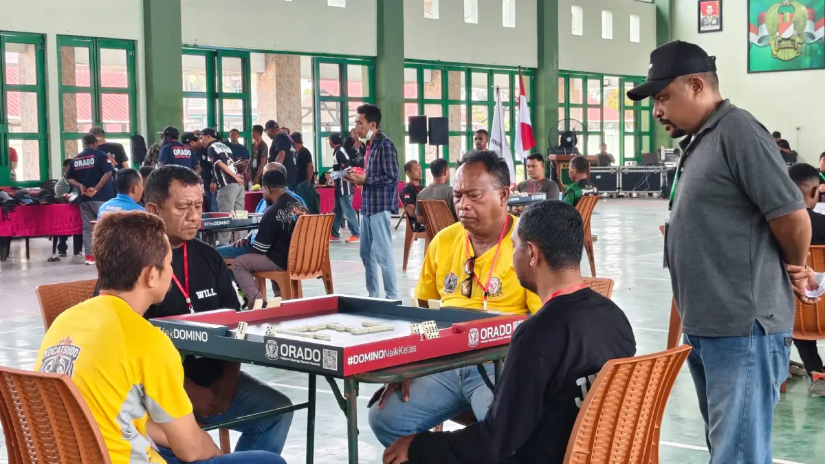 Beberapa peserta ketika mengikuti lomba Open Tournament Domino Orado di Aula Yonif 762/VYS, Sabtu (26/9/2026).&nbsp;

(CEPOSONLINE.COM/Fauzia)