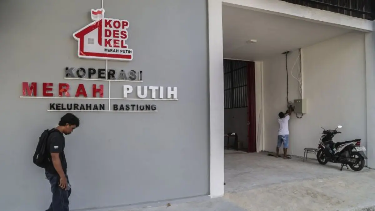 Pekerja melintas di gerai Koperasi Desa Merah Putih (KDMP) yang telah rampung. Kementerian Koperasi menargetkan 17.288 Koperasi Desa/Kelurahan Merah Putih (KDKMP) &nbsp;bangunan fisiknya telah selesai dapat segera beroperasi. (Ceposonline.com/ANTARAFOTO/Andri Saputra)