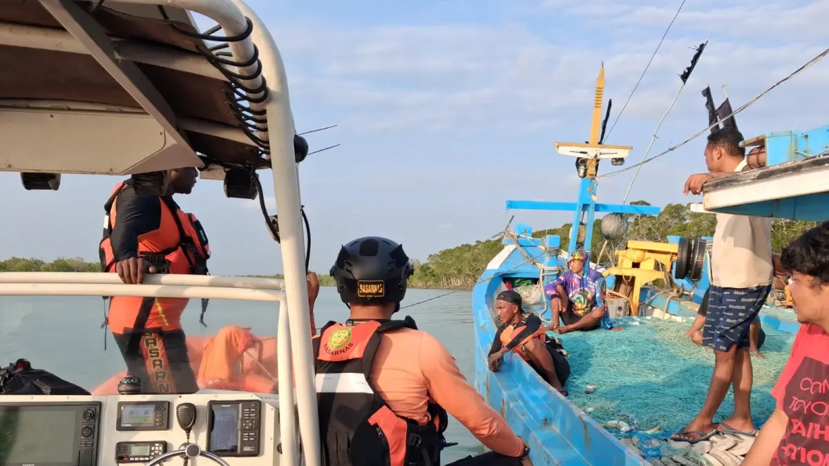 Upaya pencarian yang dilakuka &nbsp;Tim SAR gabungan terhadap ABK KMn Adifa, namun terkendala cuaca buruk, Jumat (25/9/2026). (CEPOSONLINE.COM/HUMAS SAR MERAUKE)