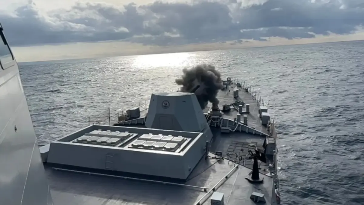 KRI Prabu Siliwangi-321 melakukan uji tembak meriam 127 milimeter di Italia. (TNI AL)