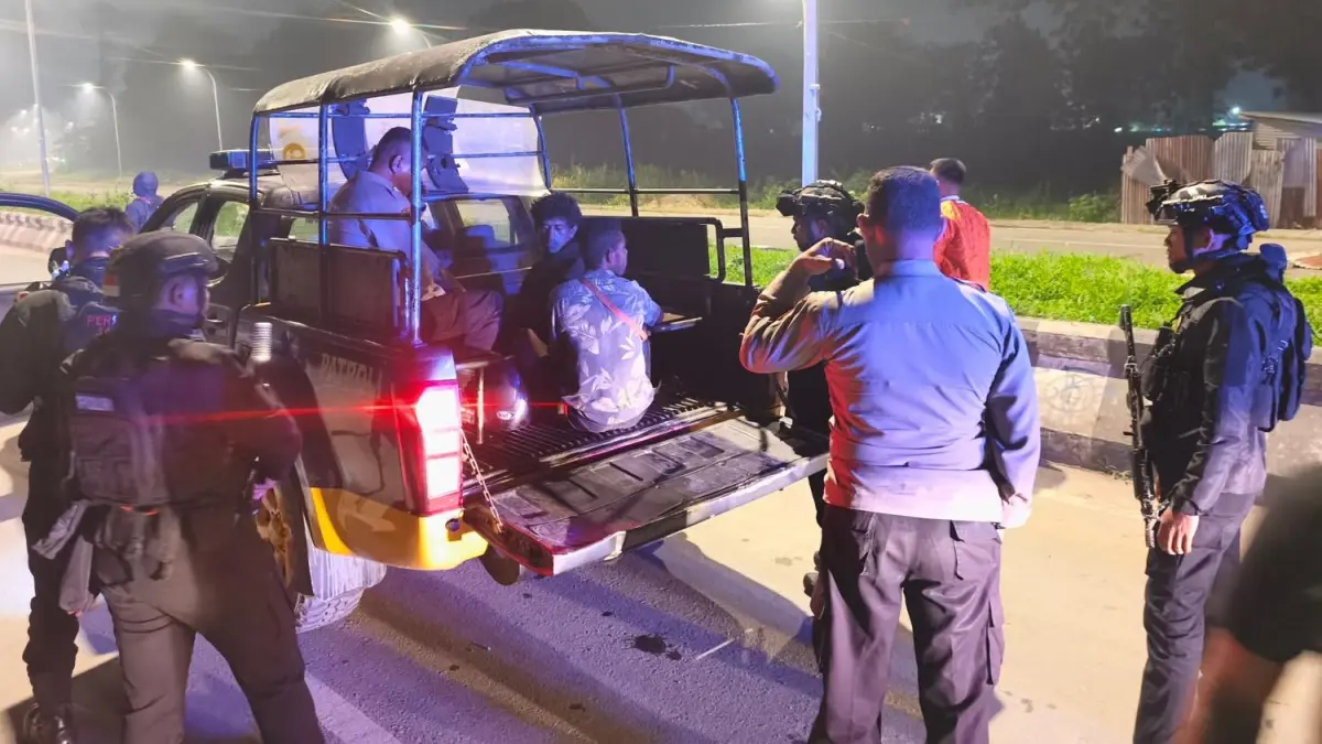 Para pemuda yang ditangkap polisi dan hendak dibawa menggunakan mobil patroli pada Sabtu malam (26/9/2026). (Foto: CEPOSONLINE.COM/POLRES MIMIKA).