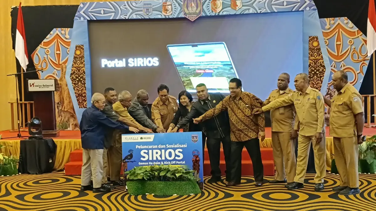 Asisten I Setda Papua Selatan Agustinus Joko Guritno mewakili Gubernur Apolo Safanpo bersama sejumlah stakeholder saat meluncurkan Sistem Informasi OAP Selatan (SIRIOS), Generasi Emas Animha (GEMAS HANIM) dan Portal Satu Data Daerah Pasti HA ANIM Papua, yang berlangsung di Swiss-Belhotel Merauke, Senin (28/9/2026).
(CEPOSONLINE.COM/SULO)