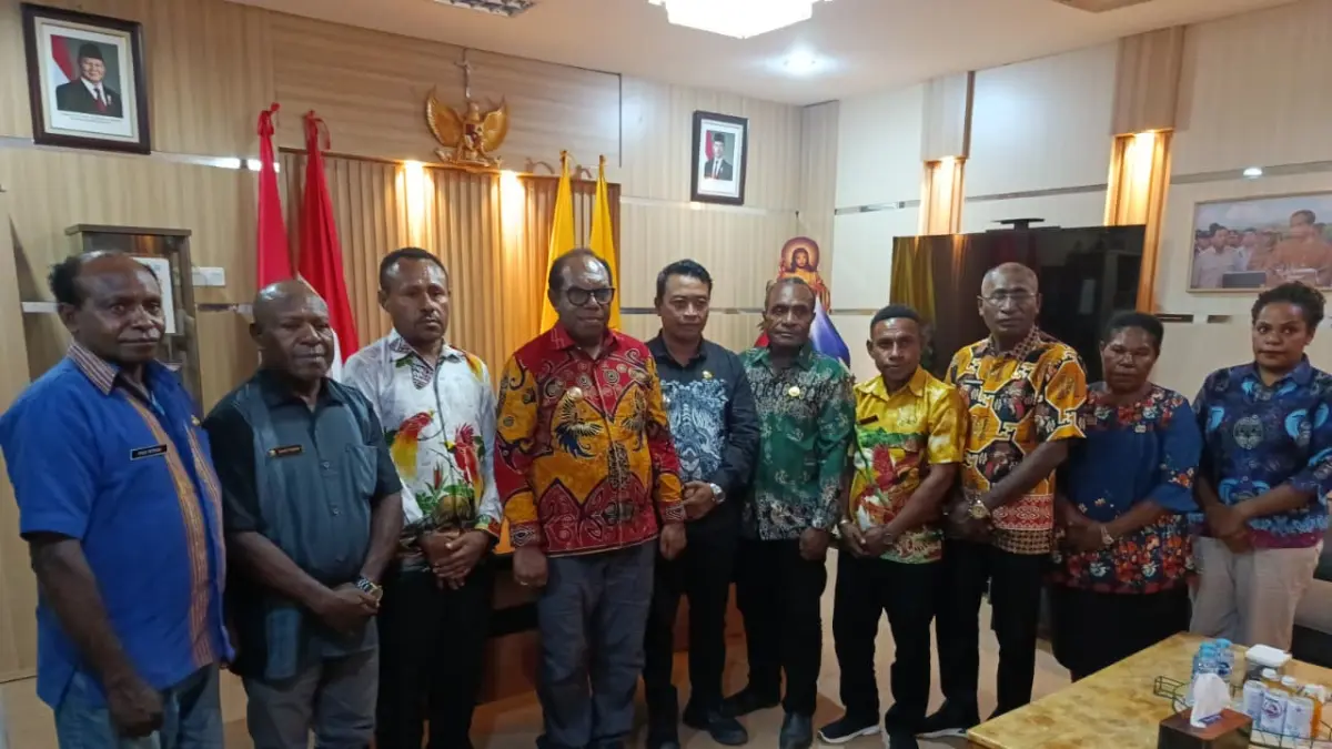 Bupati Keerom, Piter Gusbager berfoto dengan para kepala distrik di Kantor Bupati Keerom, Kamis (24/9/2026).