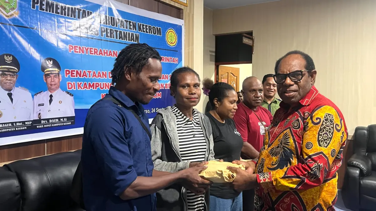 Bupati Keerom, Piter Gusbager saat menyerahkan bantuan kepada kelompok tani di Kantor Bupati Keerom pada Jumat (25/9/2026) malam. (CEPOSONLINE.COM/ERIANTO)