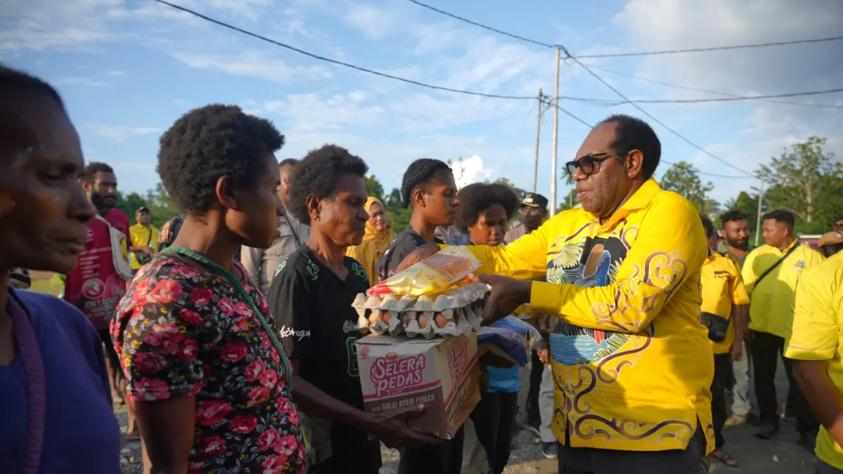 Bupati Keerom, Piter Gusbager saat menyerahkan sembako kepada mama-mama Papua di Kampung Skofro, Distrik Arso Timur, Sabtu (26/9/2026). (CEPOSONLINE.COM/ERIANTO)