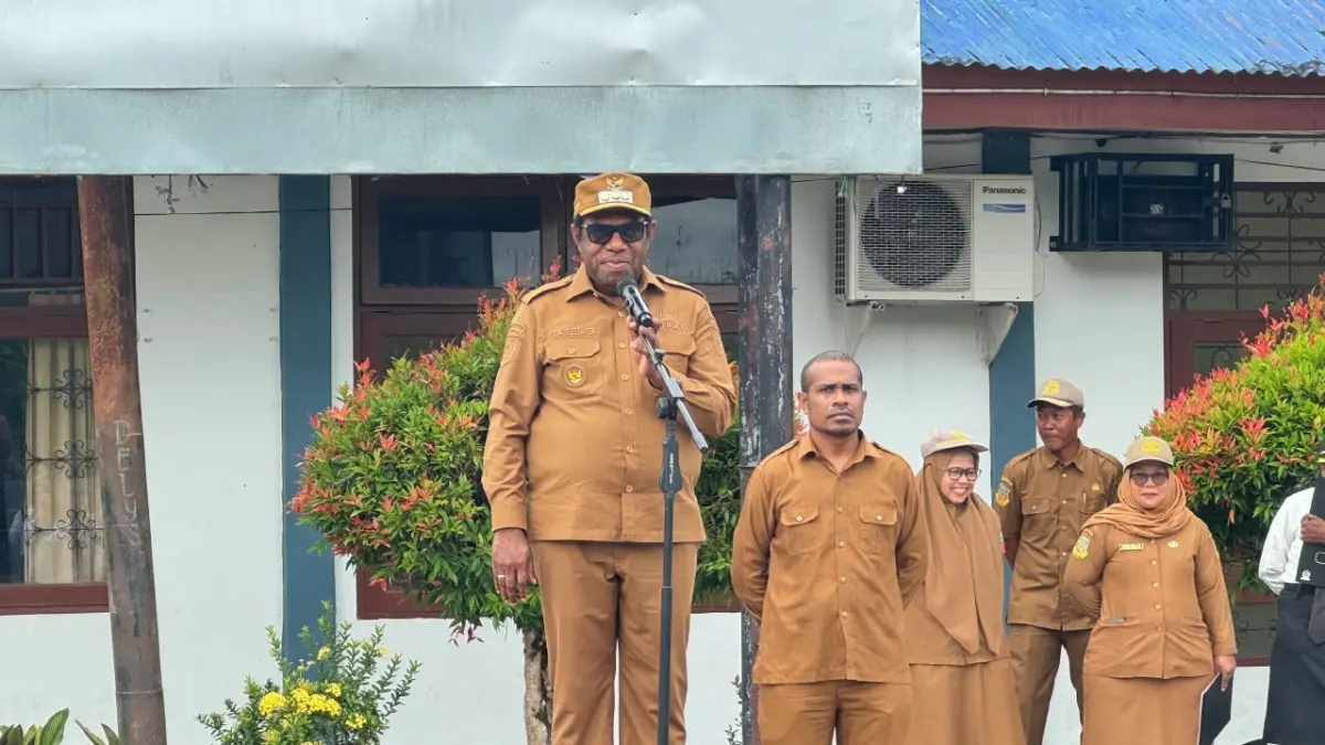 Bupati Keerom, Piter Gusbager, S.Hut., MUP saat memimpin apel pagi di halaman kantor bupati Keerom, Senin (28/9/2026). (CEPOSONLINE.COM/HUMAS PEMKAB KEEROM).