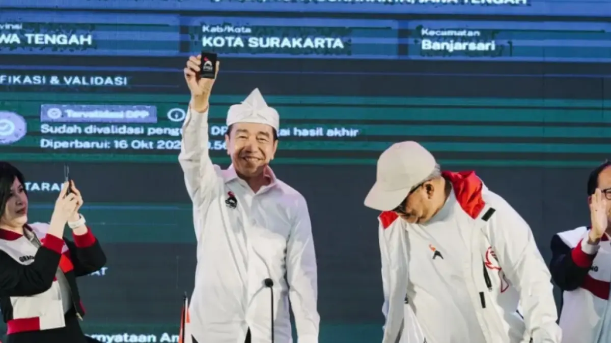 Jokowi menunjukkan KTA PSI dalam Rakorda DPP PSI Kota Bandung pada Sabtu (26/9). (PSI)