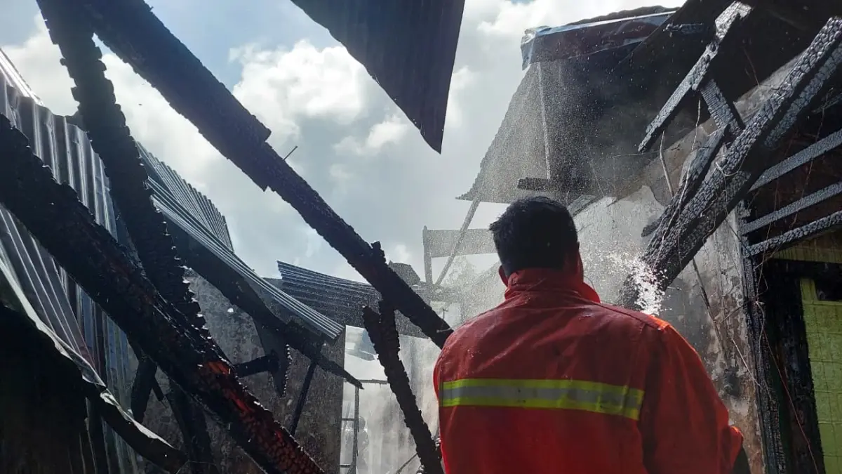 Rumah dinas Kodam XVII/Cenderawasih di Jalan Nirwana, Kelurahan Angkasa, Distrik Jayapura Utara Papua, ludes terbakar pada Senin (28/9/2026).(CEPOSONLINE.COM/KAREL)