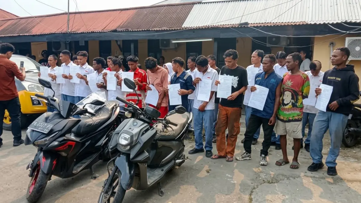 Para pelajar yang diamankan polisi buntut aksi tawuran di Mimika, Senin (28/9/2026). ( CEPOSONLINE.COM/MOH. WAHYU WELERUBUN).