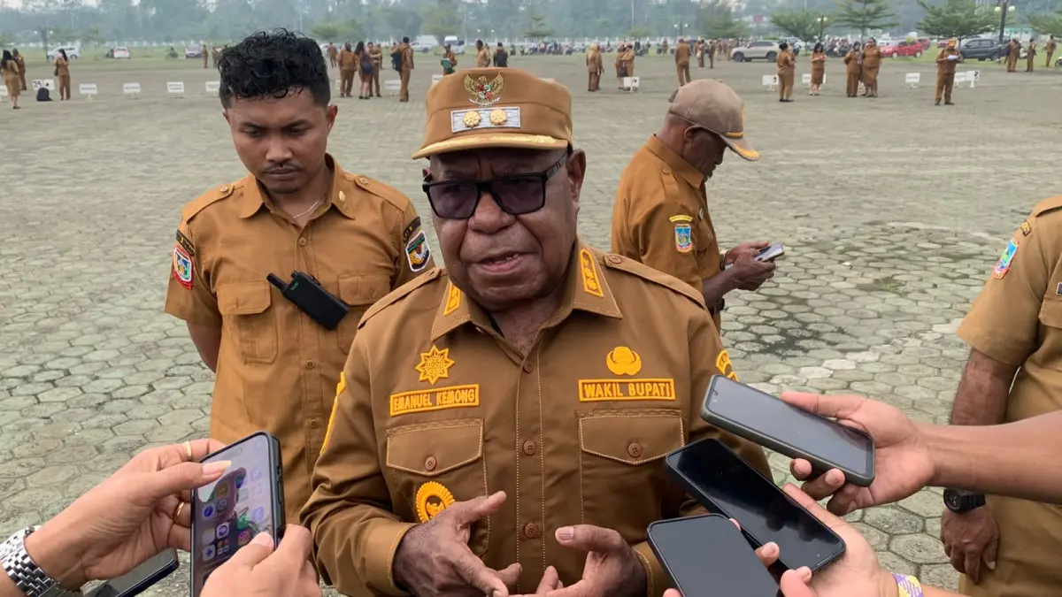 Wakil Bupati Mimika, Emanuel Kemong. (CEPOSONLINE.COM/MOH. WAHYU WELERUBUN).