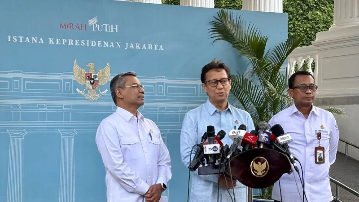 Menteri Kesehatan Budi Gunadi Sadikin (tengah), Menteri Keuangan Suahasil Nazara (kiri), dan Direktur Utama BPJS Kesehatan Prihati Pujowaskito (kanan) menggelar jumpa pers setelah rapat terbatas bersama Presiden Prabowo Subianto di Istana Kepresidenan RI, Jakarta, Senin (28/9/2026). ANTARA/Genta Tenri Mawangi.