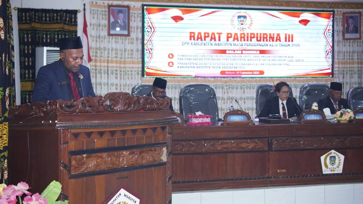 Anggota DPRK Kaleb V.B Woisiri saat menyampaikan pendapat akhir Fraksinya, pada lanjutan sidang RKPD dan KUA PPAS di Gedung DPRK Waropen, Senin malam (28/9).&nbsp;(CEPOSONLINE.COM/ISMAIL)