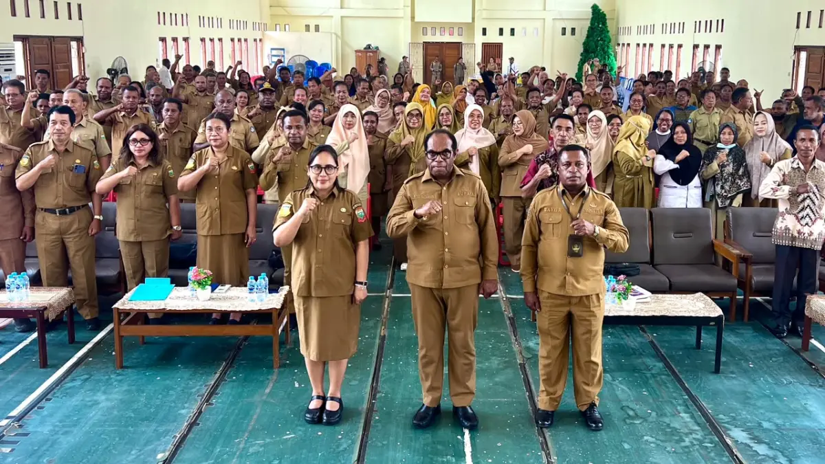 Bupati Keerom, Piter Gusbager (tengah) saat memberikan keterangan kepada awak media di Gedung Pramuka, Swakarsa, Asro, Senin (28/9/2026). (CEPOSONLINE.COM/ERIANTO).