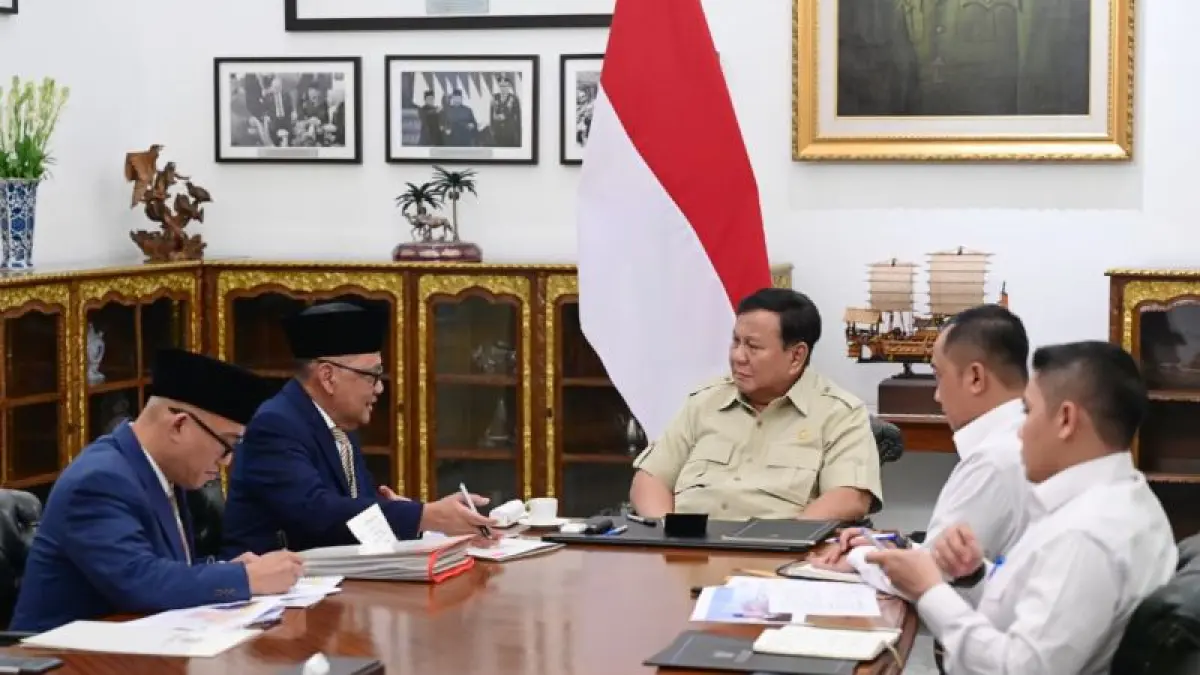 Presiden Prabowo Subianto memimpin rapat terbatas bersama Menteri Haji dan Umrah Mochamad Irfan Yusuf dan Wakil Menteri Haji dan Umrah Dahnil Anzar Simanjuntak di Istana Negara, Jakarta, Senin (28/9/2026). (CEPOSONLINE.COM/ANTARA/HO-BPMI Sekretariat Presiden)