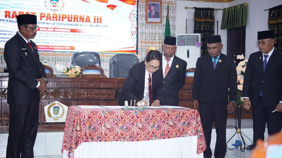 Ketua DPRK Yeneke S.K Dippan, S.Sos saat menandatngani nota kesepahaman RKPD KUA PPAS, di Gedung DPRK Waropen, Senin malam (28/9). ((CEPOSONLINE.COM/ISMAIL)