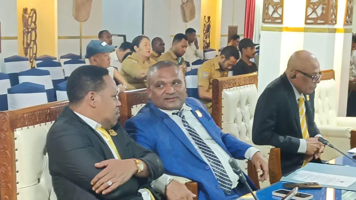 Moment alm Frangklin Wahey (kanan) duduk berdampingan dengan rekannya Yermias Wouw (kiri) saat rapat Paripurna di DRPP. (CEPOSONLINE.COM/YERI)