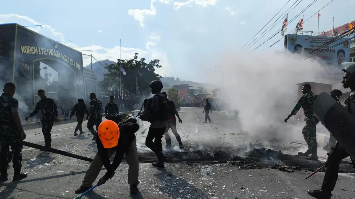 Aparat keamanan saat membersihkan puing-puing di depan Makorem 172/PWY, Rabu (30/9/2026). (CEPOSONLINE.COM/GAMEL)