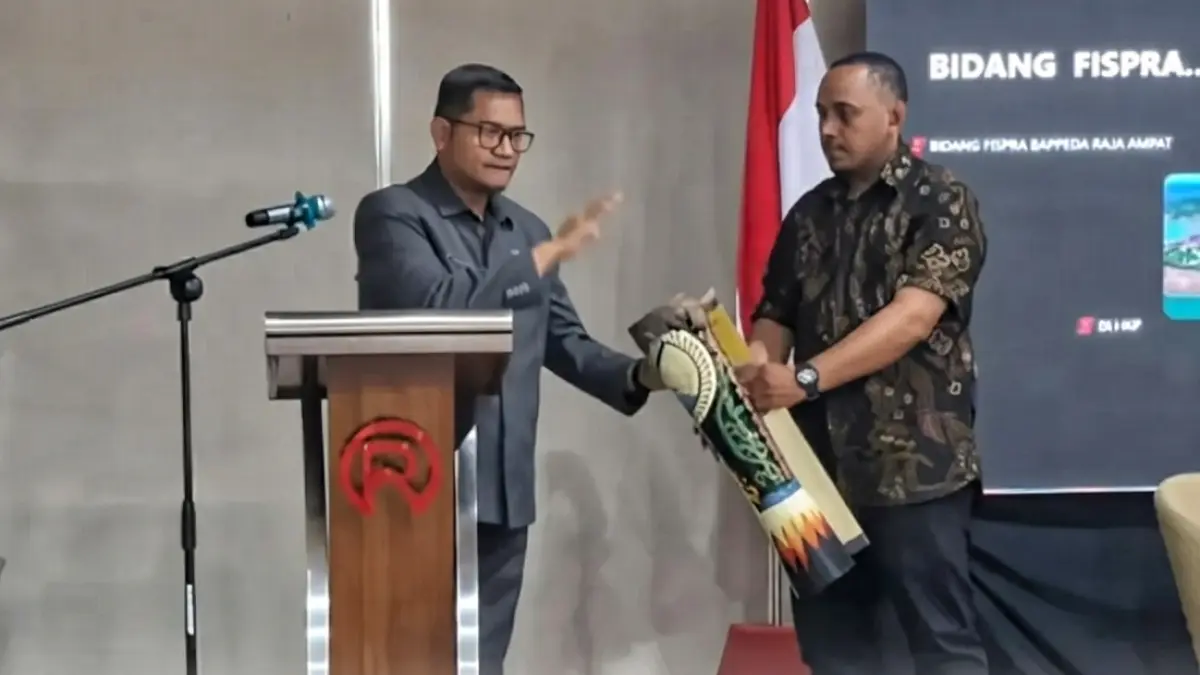 Kepala Biro Pemerintahan Setda Papua Barat Daya, Anhar Akib Kadar, S.STP., M.Si., saat membuka Focus Group Discussion (FGD) Hasil Inventarisasi Tanah Wakaf di Rylich Panorama Hotel, Rabu (30/9/2026).

CEPOSONLINE.COM/Fauzia