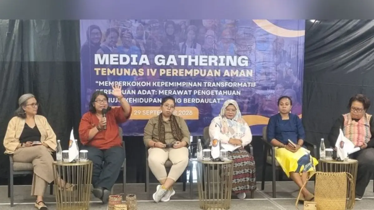 Ketua Umum Perempuan Aman Devi Anggraini (kiri), Dewan Pakar Perempuan Aman Arimbi Heroepoetri (kedua kiri), Dewan Nasional Perempuan Aman dari Kalimantan Isnah Ayunda (ketiga kiri), dan Pengurus Harian Komunitas Perempuan Aman Sawesuma Novilla Maria Aru (kedua kanan) dalam media gathering Temunas IV Perempuan Aman, di Jakarta, Selasa (29/9/2026). (CEPOSONLINE.COM/ ANTARA/Anita Permata Dewi)