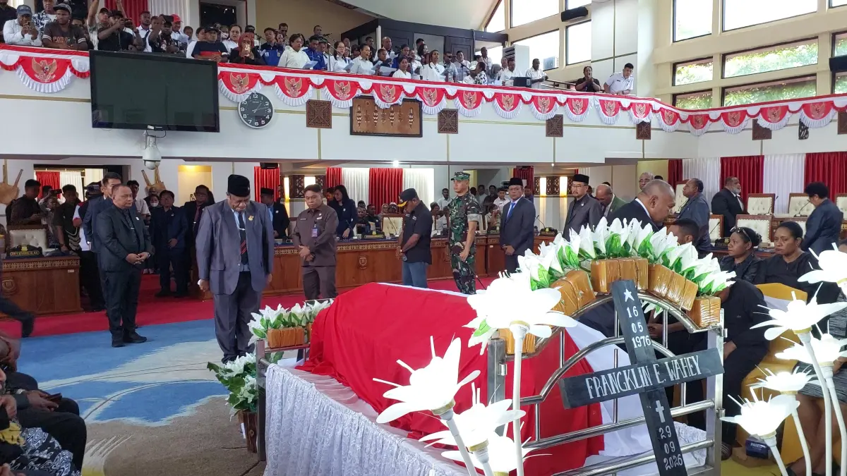 Pimpinan dan segenap anggota DPRP memberikan penghormatan terakhir kepada almarhum Frangklin E. Wahey di gedung DPRP, Rabu (30/9/2026)(CEPOSONLINE.COM/KAREL)