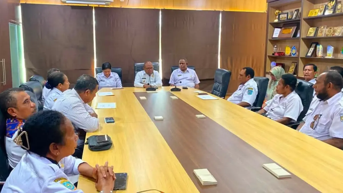 Wali Kota Sorong, Septinus Lobat ketika memimpin rapat. (CEPOSONLINE.COM/Fauzia)