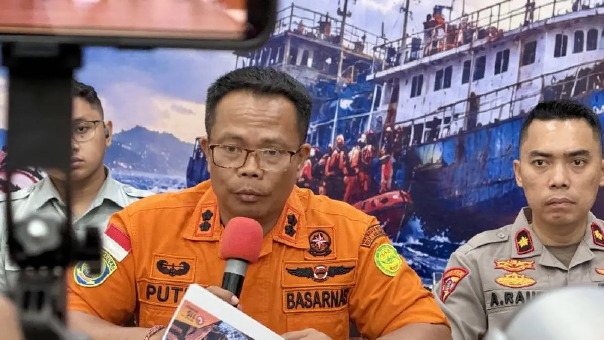 Kepala Kantor SAR Kelas A Banjarmasin I Putu Sudayana &nbsp; memberikan keterangan dalam konferensi pers perkembangan operasi SAR hari ke-18 kecelakaan KM Virgo Transport 8, di Pelabuhan Trisakti, Banjarmasin, Kalimantan Selatan, Rabu (30/9/2026) malam. (Ceposonline.com/ANTARA/Tumpal Andani Aritonang)