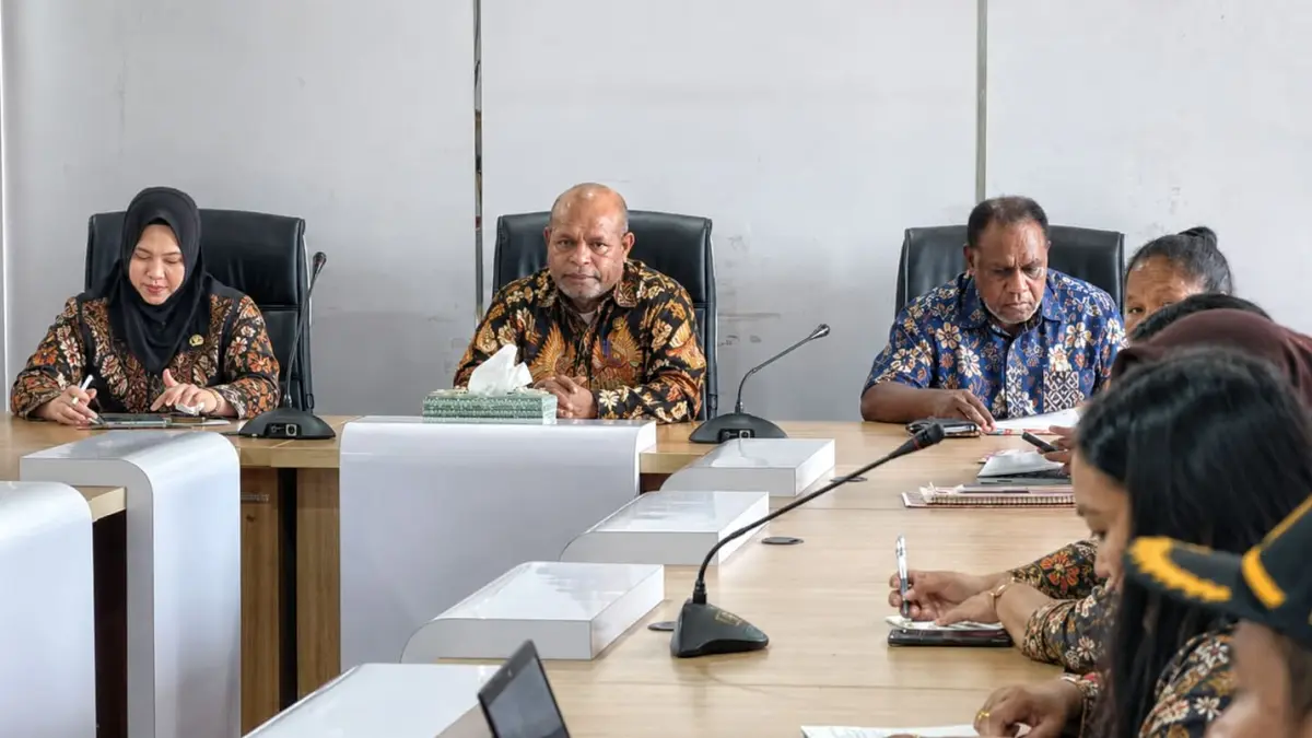 Asisten I Setda Kota Sorong Jeremias Gempenop ketika memimpin rapat di Ruang Rapat Anggrek, Lantai II Kantor Wali Kota Sorong.(CEPOSONLINE.COM/FAUZIA)