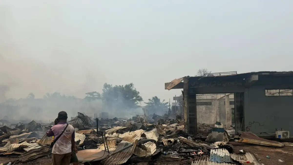 Kebakaran yang menghanguskan puluhan perumahan, kios dan penginapan warga di Kampung Wogikel, Wanam, Distrik Ilwwayab, Rabu (30/9/2026).(CEPOSONLINE.COM/ISTIMEWA)