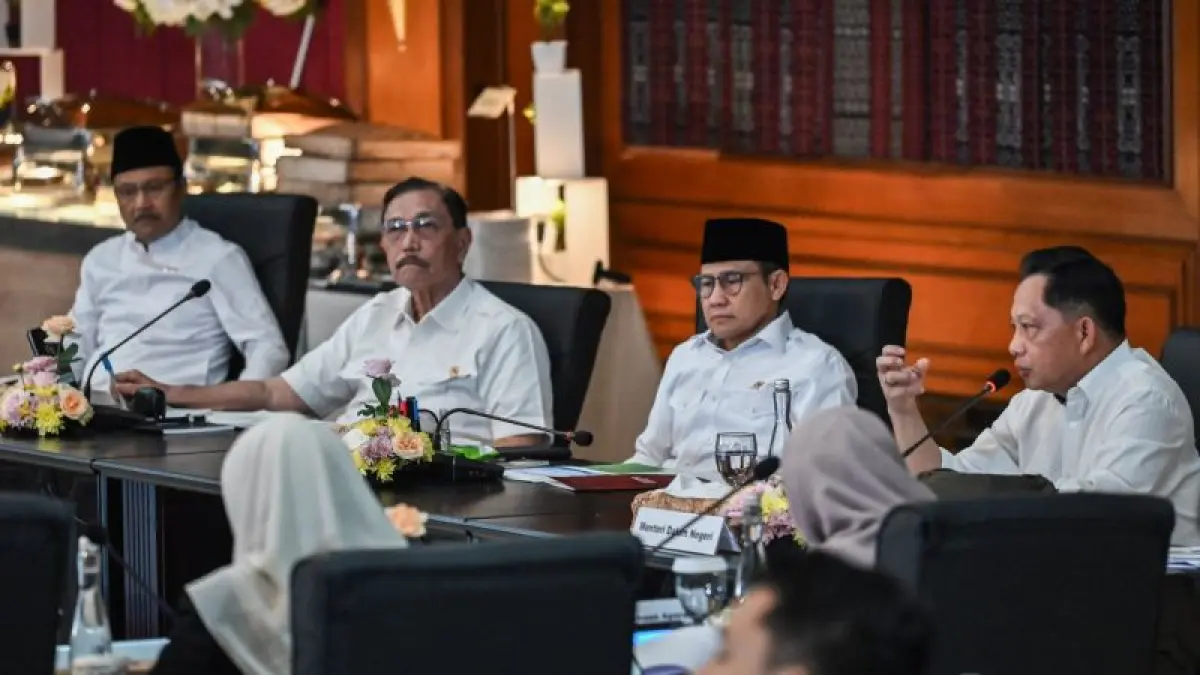 Mendagri Tito Karnavian (kanan) bersama Menko PM Abdul Muhaimin Iskandar (kedua kanan), Mensos Saifullah YusufÂ (kiri), dan Ketua Komite Percepatan Transformasi Digital Pemerintah (KPTDP) Luhut Binsar Pandjaitan (kedua kiri) saat Rapat Tingkat Menteri (RTM) perluasan perlindungan sosial (perlinsos)Â di Kantor Pusat Kemensos, Jakarta, Rabu (30/9/2026). (Ceposonline.com/ANTARA FOTO/Fakhri Hermansyah).
