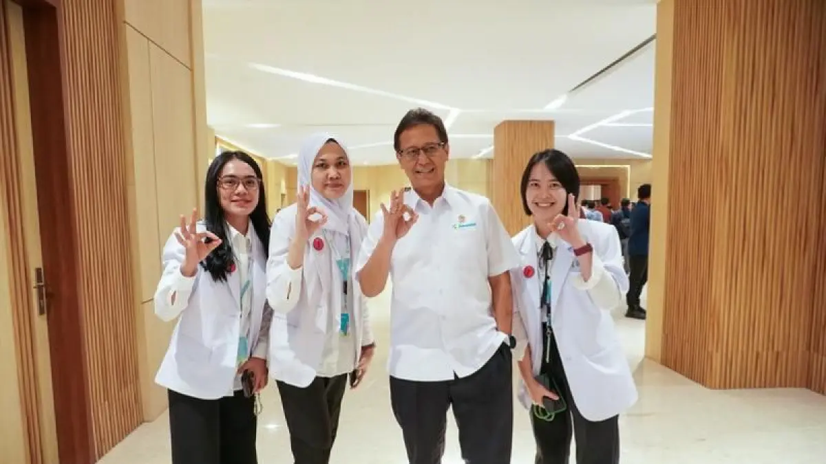Menteri Kesehatan (Menkes) Budi Gunadi Sadikin (kedua kanan) berpose bersama sejumlah dokter. (Ceposonline.com/ANTARA/HO- Kemenkes)
