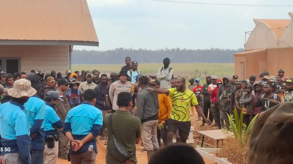 Ratusan karyawan PT Murni Nusantara Mandiri saat melakukan aksi demo damai, Kamis (1/10/2026).(CEPOSONLINE.COM/ISTIMEWA)