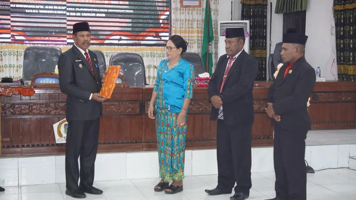 Wakil Bupati Waropen, Yowel Boari membacakan pidato pengantar Raperda APBD Perubahan TA 2026, di ruang sidang DPRK Waropen, Selasa (29/9/2026).(CEPOSONLINE.COM/ISMAIL)