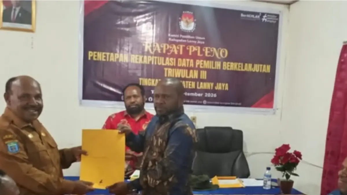 Penyerahan berita acara rekapitulasi Data Pemilih Berkelanjutan ( DPT) semester III tahun 2026 pada Rapat Pleno Tingkat Kabupaten Lanny Jaya sebagai bagian dari pemutahiran dan penetapan data pemilih yang akurat dan berkelanjutan. ( Foto: CEPOSONLINE.Com/Infokom Lanny Jaya)