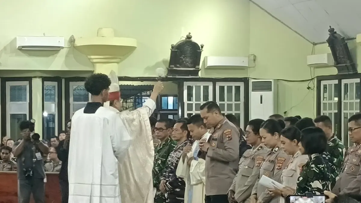 Kardinal Mgr. Ignatius Suharyo Hardjoatmodjo saat melantik dan memberi berkat kepada pengurus Pelayanan Dewan Pastoral Umat Katolik di lingkungan TNI dan POLRI di Keuskupan Agung Merauke, dalam misa yang berlangsung di Gereja Katedral Fransiskus Xaverius Merauke, Kamis (1/10/2026) malam.&nbsp;


(CEPOSONLINE.COM/SULO)