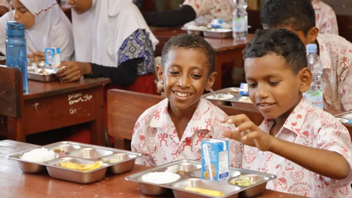 Anak-anak di Kota Jayapura menikmati menu MBG. (CEPOSONLINE.COM/Humas Polda)