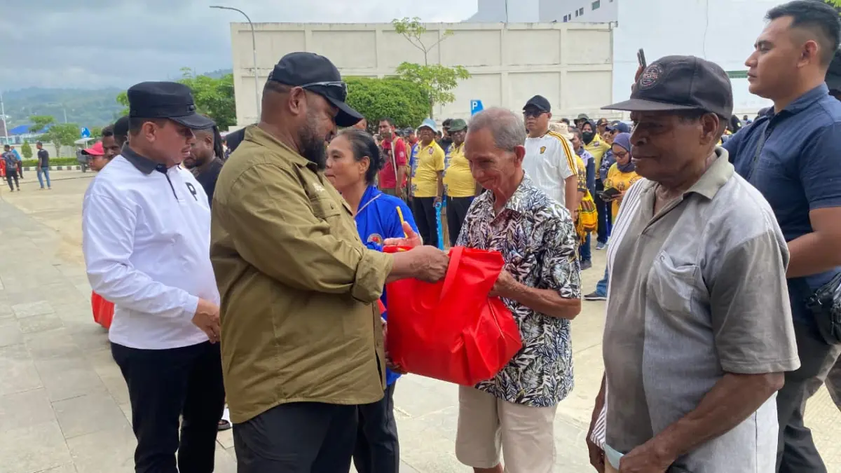 BMP dan Pemkot saat membagikan sembako kepada masyarakat yang terdampak banjir di Kelurahan Wai Mhorock, Distrik Abepura, Kota Jayapura, pada Jumat (2/10/2026).