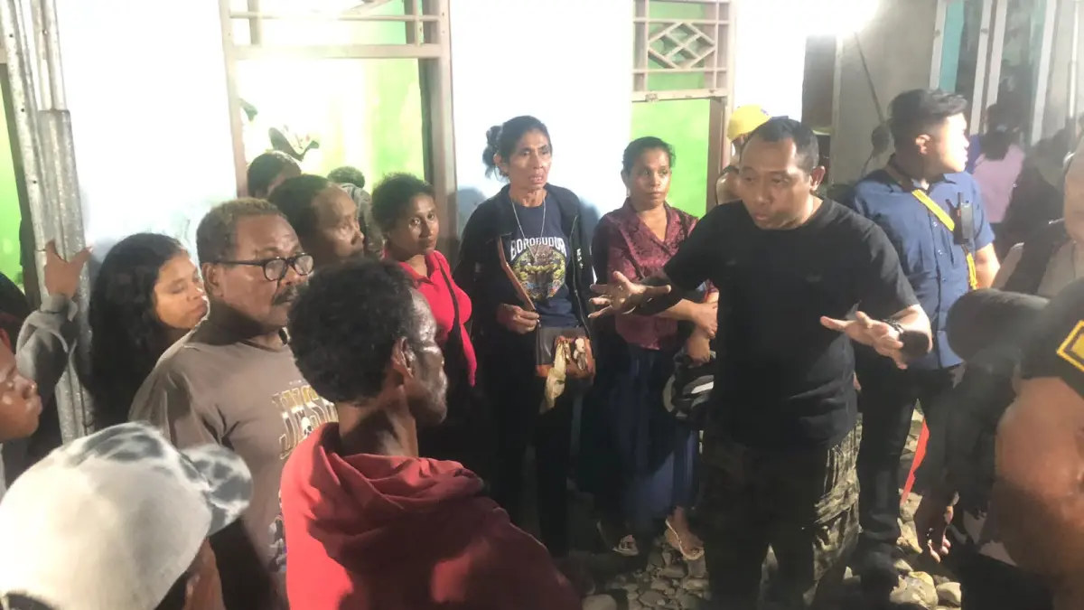 Kapolres Mimika AKBP Alredo Agustinus Rumbiak berupaya menenangkan salah satu kelompok warga yang bertikai. (Foto: CEPOSONLINE.COM/POLRES MIMIKA).