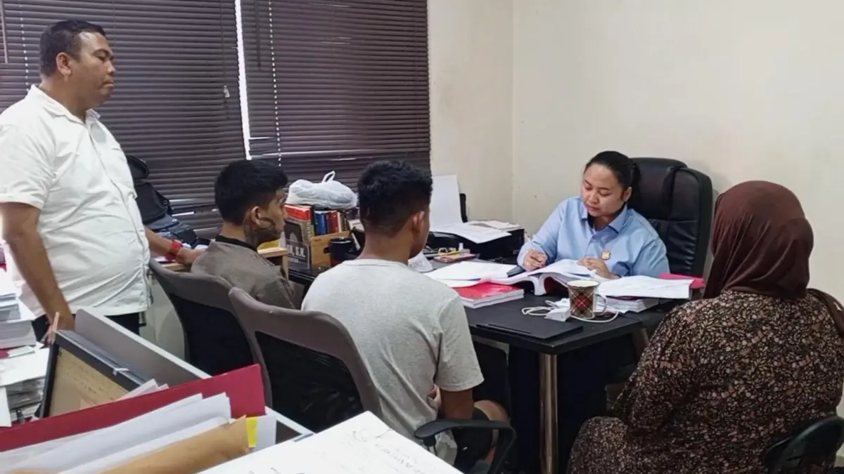 Ketiga tak ketika diperiksa oleh Kejaksaan Negeri Sorong.

(CEPOSONLINE.com/Fauzia)