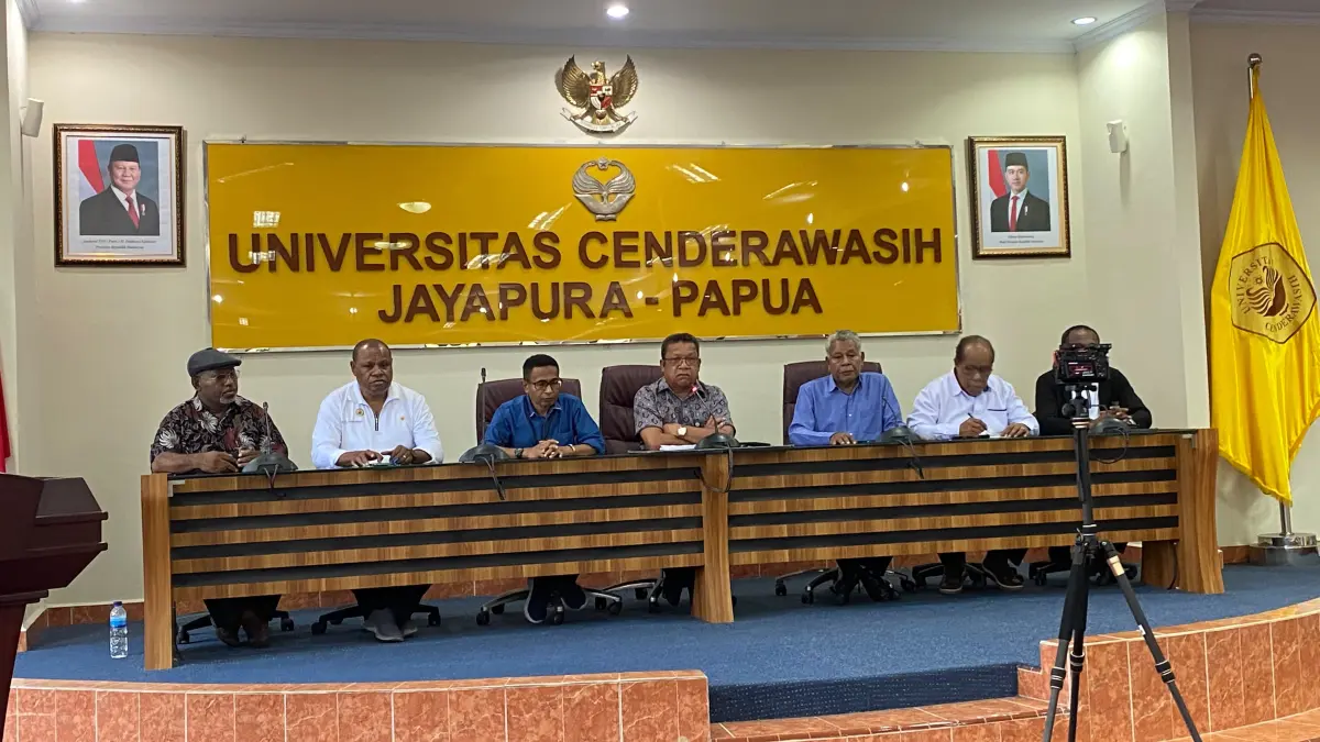 Pimpinan Uncen saat mengelar konferensi pers terkait dengan polemik yang terjadi belakangan ini, pada Rabu (2/10/2026). (CEPOSONLINE.COM/JIMI)