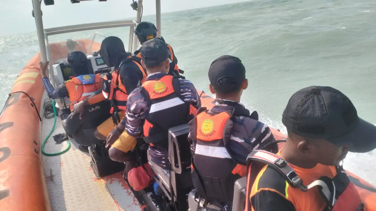 Upaya pencarian yang dilakukan Tim SAR gabungan terhadap ABK KMN Adifa yang jatuh dan hilang di Laut Torasi Merauke, Kamis (1/10/2026). (CEPOSONLINE.COM/HUMAS SAR MERAUKE)