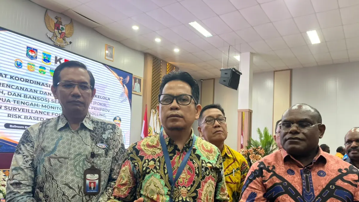 Direktur Koordinasi dan Supervisi Wilayah V KPK RI, Maruli Tua memberikan keterangan kepada pers di dampingi Plt. Kepala BPKP, Gubernur Papua Tengah, Meki Nawipa, Pimpinan DPR Papua Tengah dan Pj. Sekda Papua Tengah di Ballroom kantor Gubernur Papua Tengah, Kamis, (1/10/2026). &nbsp;(CEPOSONLINE.COM/THERESIA F. TEKEGE)