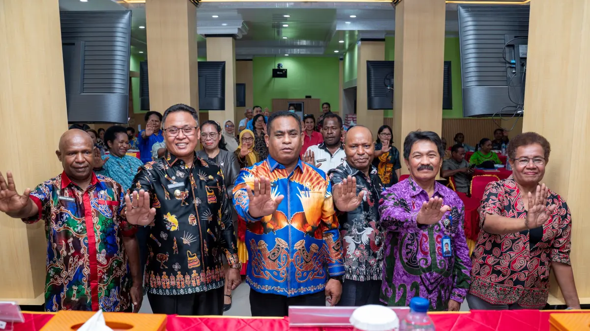 Asisten Bidang Administrasi Umum Setda Papua Tengah, Victor Fun saat membuka kegiatan Focus Group Discussion (FGD) Penyusunan Kebijakan/Regulasi Daerah terkait Penyelenggaraan Pemenuhan Hak Anak (PHA) di Kabupaten Nabire Tahun 2026, Jumat (2/10/2026). (CEPOSONLINE.COM/HUMAS PEMPROV)