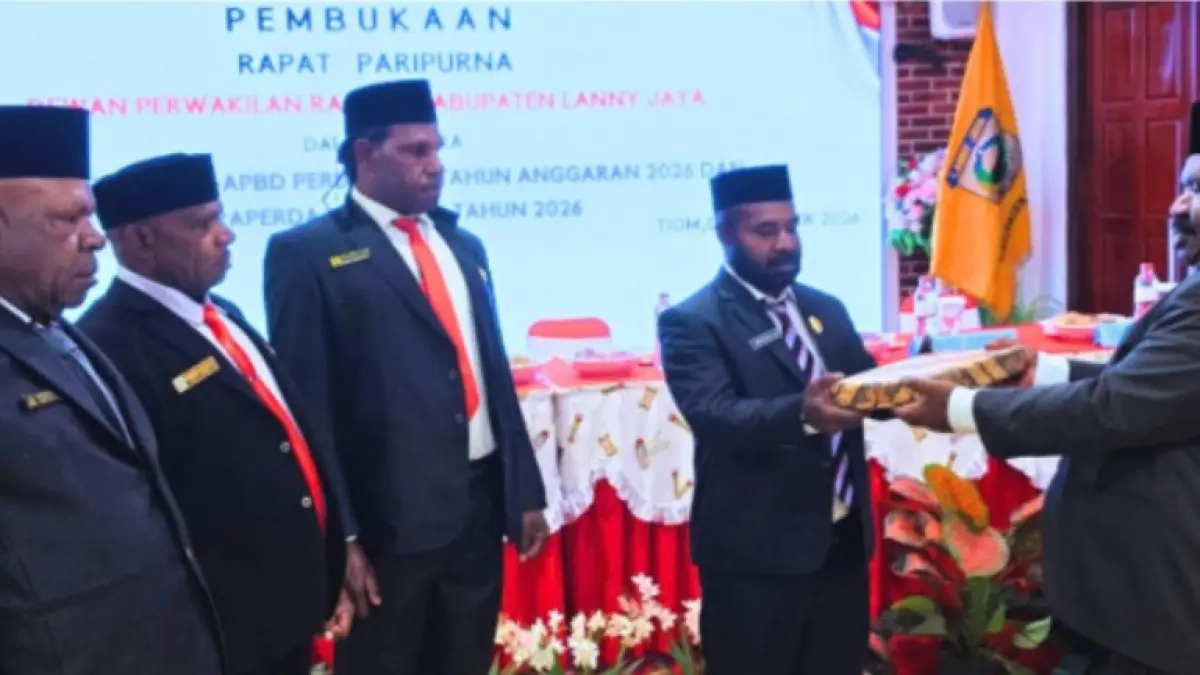 Bupati Lanny Jaya Aletinus Yigibalom, S.Pd dan ketua DPRK Lanny Jaya Riswan Kogoya, S.Hut, saat serah terima dokumen Rancangan perubahan Anggaran Pendapatan dan Belanja Daerah( RAPBD) Tahun anggaran 2026 serta Rancangam Peraturan daerah non APBD Tahun 2026, dalam rapat paripurna DPRK Lannya Jaya, 2 Oktober &nbsp;lalu, di Wamena ( foto: Kominfo Lanny Jaya)
