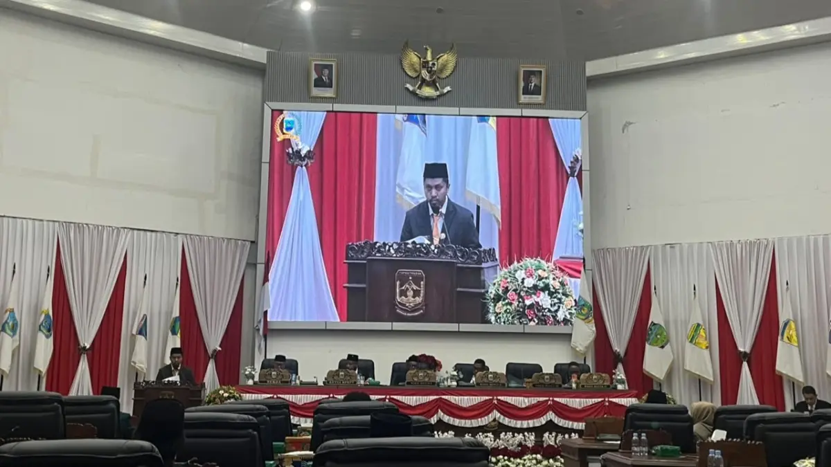 Wakil Ketua Badan Pembentukan Peraturan Daerah (Bapemperda) DPR Papua Tengah, Ardi, ST., MT saat menyampaikan Regulasi dalam rapat paripurna Rancangan Peraturan Daerah Provinsi (Raperdasi) dan Rancangan Peraturan Daerah Khusus (Raperdasus) Non-APBD Tahun 2026 di Ruang Sidang DPR Papua Tengah, Senin (5/10/2026). (CEPOSONLINE.COM/THERESIA F. TEKEGE)